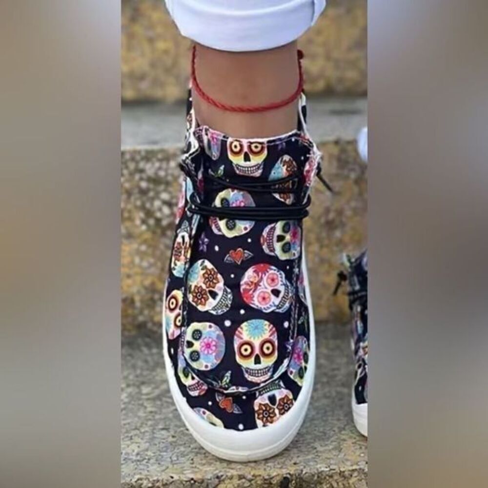 Skull Canvas sneakers with laces rubber sole size 8.5